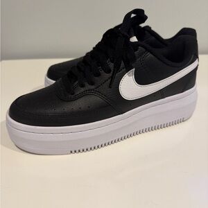 WOMEN'S NIKE COURT VISION ALTA LEATHER PLATFORM SNEAKERS